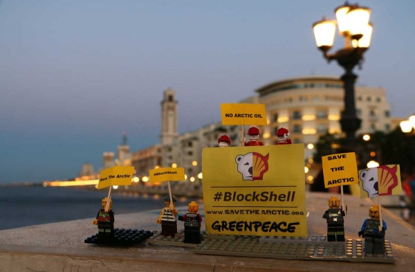 Bari-omini-LEGO-foto-Greenpeace-2014