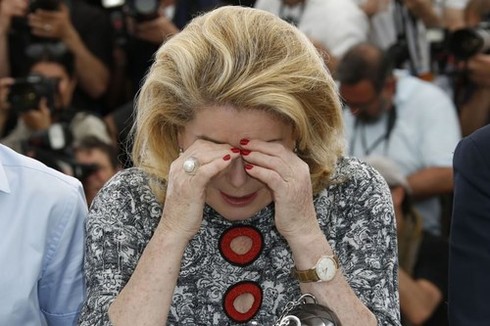 Catherine-Deneuve-lacrime-Cannes-68-2015
