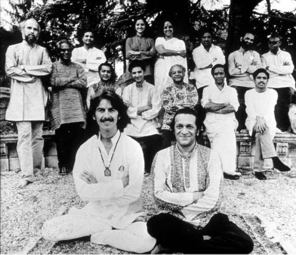 George-Harrison-adn-Pandit-Ravi-Shankar-with-other-Artists-