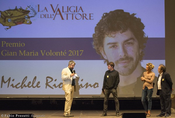 Jasmine-Trinca-consegna-il-Premio-Volonte-a-Michele-Riondino-La-Valigia-Dell-Attore-2017-1