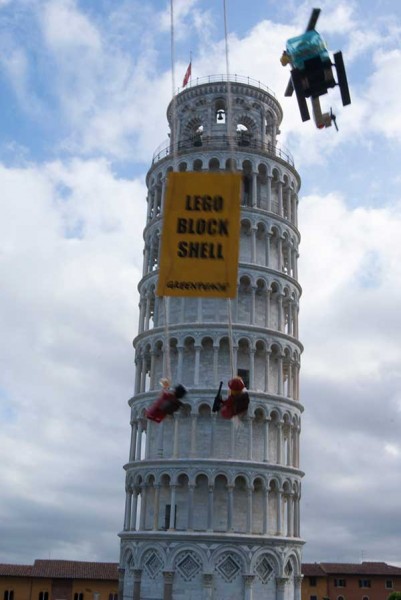 Pisa-omini-LEGO-foto-Greenpeace-2014