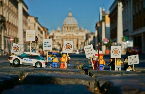 Roma-omini-LEGO-Piazza-San-Pietro-foto-Greenpeace-2014111