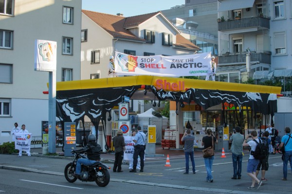 Protest against Oil Drilling Plans from Shell in Zurich Seefeld Greenpeace-AktivistInnen stoppen Benzinverkauf an allen Zürcher Shell-Tankstellen